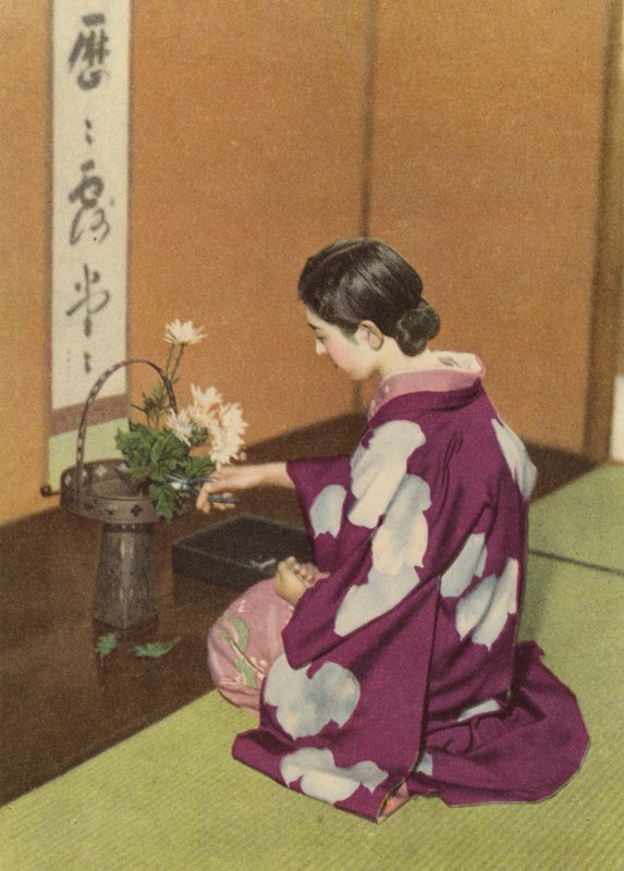 Virágkompozíciót készítő lány (színes fotó) alkotó: Photographer Japanese