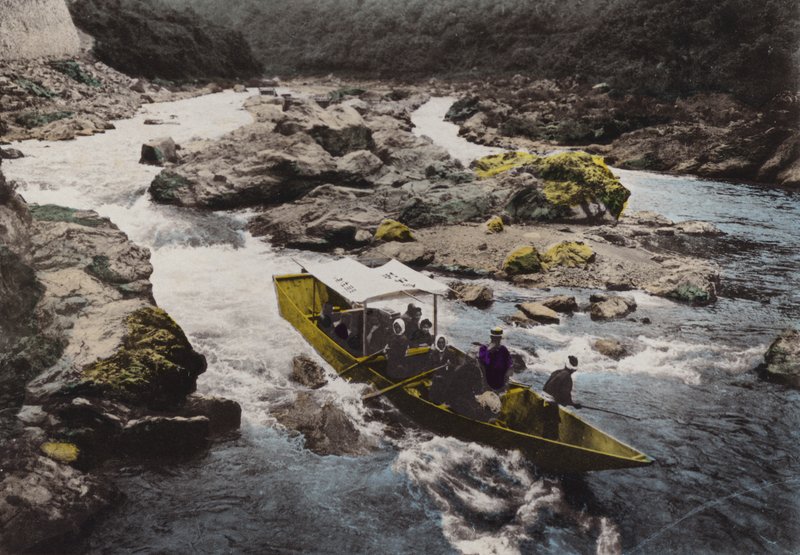 Japán, 1912 körül: Arashiyama, a Hozu-zuhatag lábánál, az egész birodalomban található tájáról híres, Kyoto közelében (fotó) alkotó: Photographer Japanese