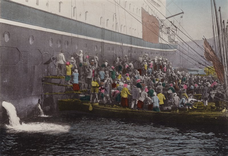 Japán, 1912 körül: Szenesedés a hajón Nagaszaki kikötőjében (fotó) alkotó: Photographer Japanese