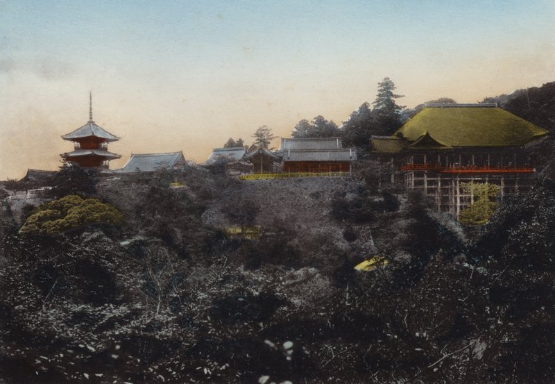 Japán, 1912 körül: A Kiyomizu-templom a szakadék szélén függő színpadáról és Kiotó városára nyíló 5-ös kilátásról híres (fotó) alkotó: Photographer Japanese