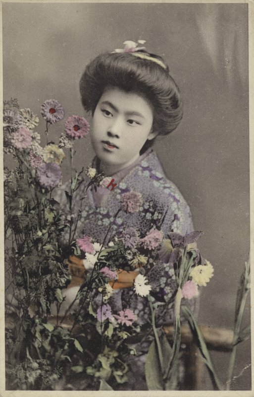 Japán lány virágokkal (színes fotó) alkotó: Photographer Japanese