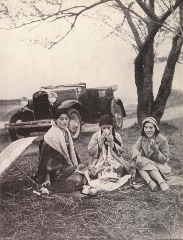Japán nők egy pikniken nyugati ruhában (f/w fotó) alkotó: Photographer Japanese