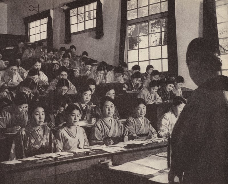 Fiatal japán nők a tokiói női egyetem utolsó évében (f/w fotó) alkotó: Photographer Japanese