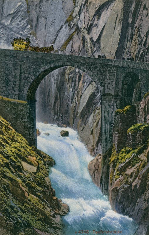 Kocsi halad át a svájci Schollenen-szurdokon a Teufelsbruckén. 1913-ban küldött képeslap. alkotó: Photographer Swiss