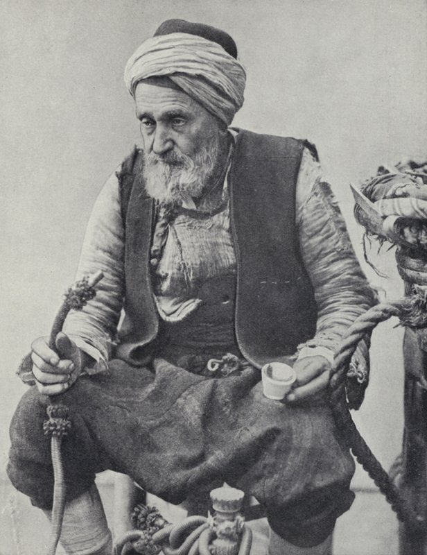 Vízipipát szívó paraszt, Izmir, Törökország (f/w fotó) alkotó: Photographer Turkish