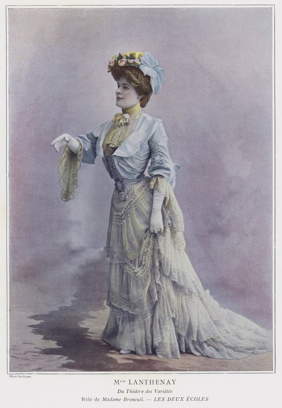 Adeline Lanthenay mint Madame Breneuil a Les Deux Ecoles-ban (színes fotó) alkotó: Reutlinger Studio
