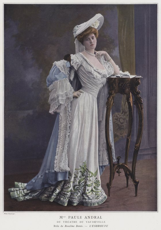 Paule Andrale mint Roseline Denis a L