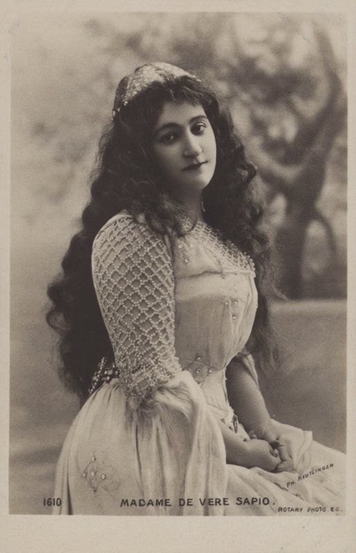 Clementine de Vere Sapio, francia-amerikai operaszoprán. alkotó: Reutlinger Studio