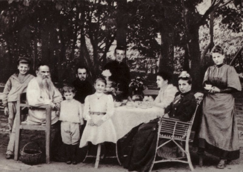 L N Tolsztoj családjával a parkban a teaasztalnál, Yasnaya Poliana, 1892 alkotó: Russian Photographer