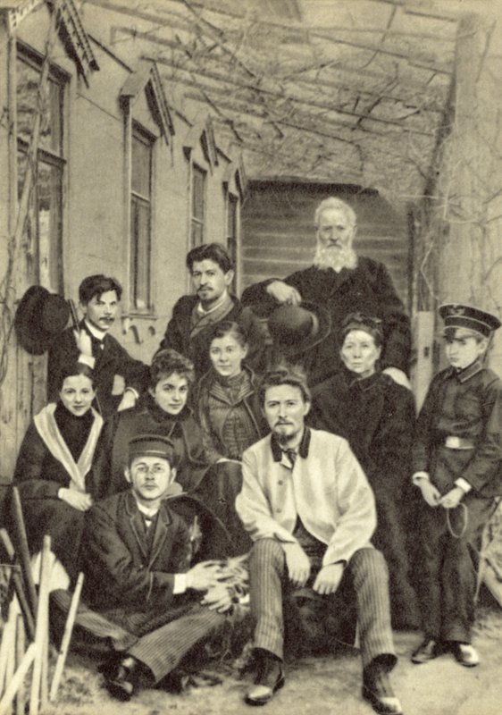 Anton Csehov rokonaival és barátaival háza udvarán a Sadovaya-Kudrinskaya utcában, Moszkva, 1890 tavasza (f/w fotó) alkotó: Russian Photographer