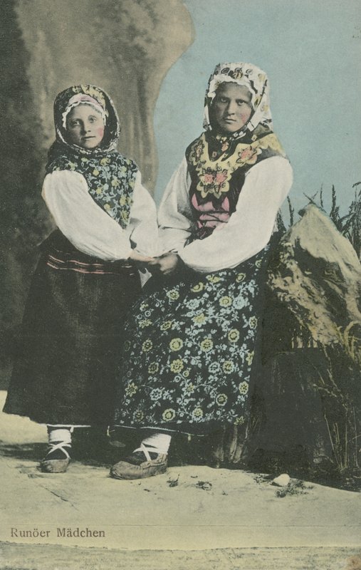 Lányok lett népviseletben alkotó: Russian Photographer