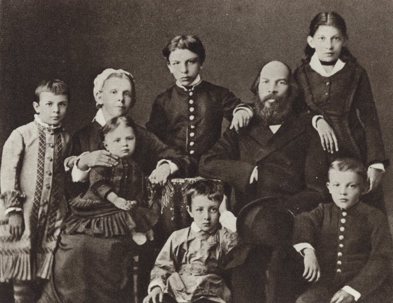 Lenin családja körében, Szimbirszk, 1879 alkotó: Russian Photographer