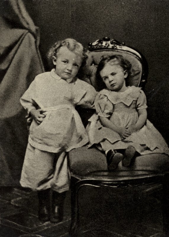 Lenin négy évesen és nővére, Olga, Szimbirszk alkotó: Russian Photographer