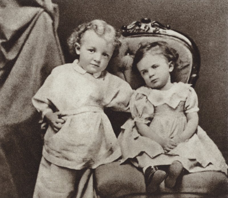 Lenin négy évesen és nővére, Olga, Szimbirszk, 1874 alkotó: Russian Photographer