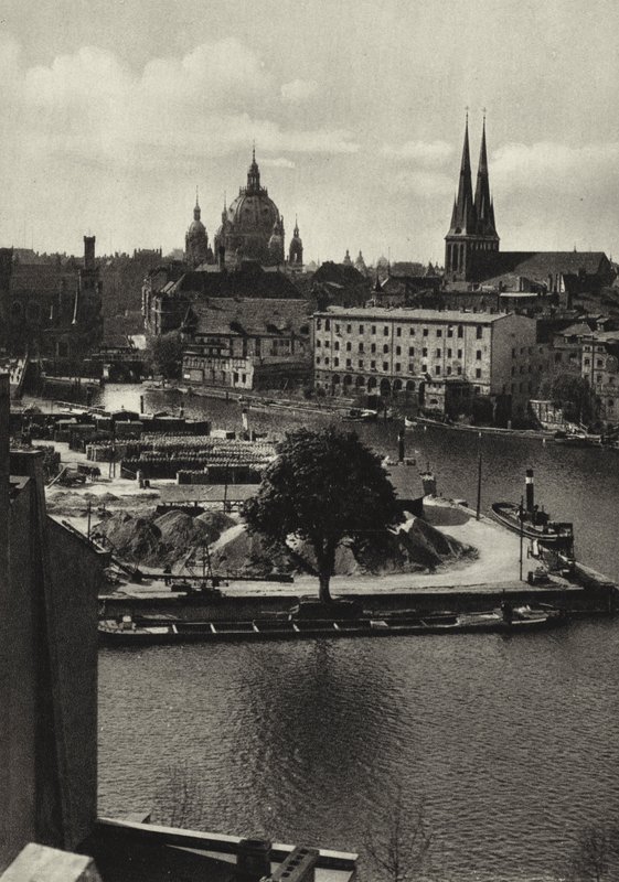 Berlin: Blick über die Spree zum Mühlendamm; Kilátás a Spree-re és a Muhlendammra (f/w fotó) alkotó: Sasha Stone