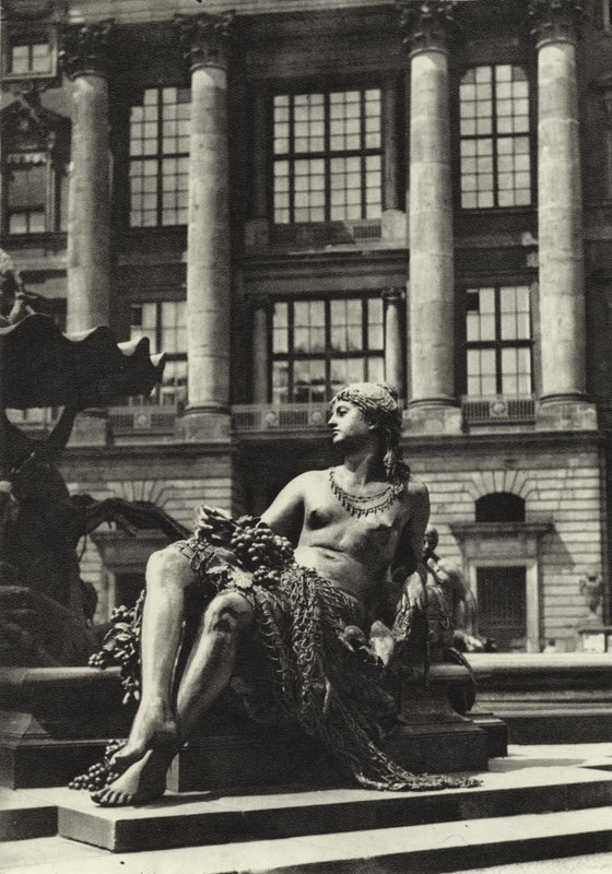 Berlin: Partie vom Schlossbrunnen; Részlet az R-kastély szökőkútjáról (f/w fotó) alkotó: Sasha Stone