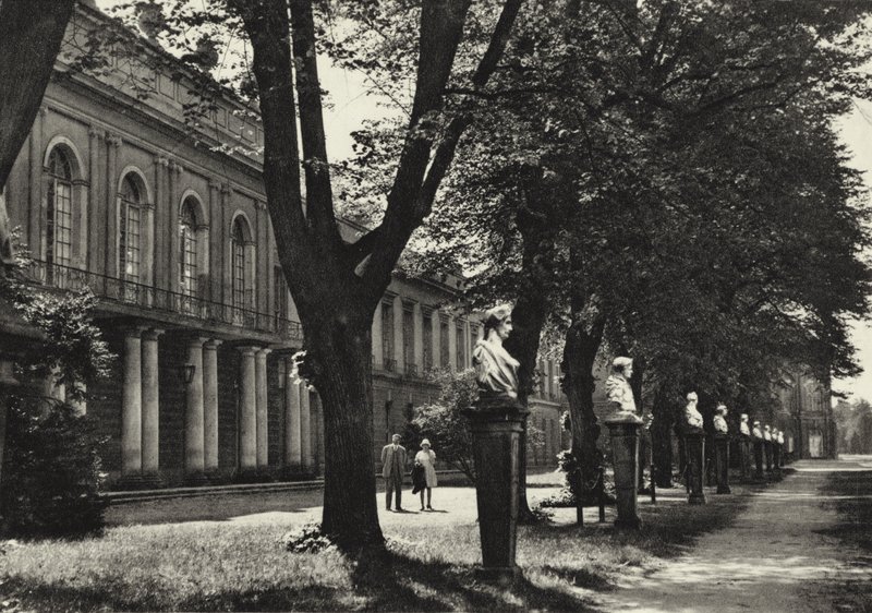 Berlin: Charlottenburg-palota, kert oldala; Charlottenburg-palota, Kert előtt (f/w fotó) alkotó: Sasha Stone