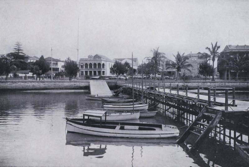 Esplanade, a Yacht Club mólóról, Durban (f/w fotó) alkotó: South African Photographer