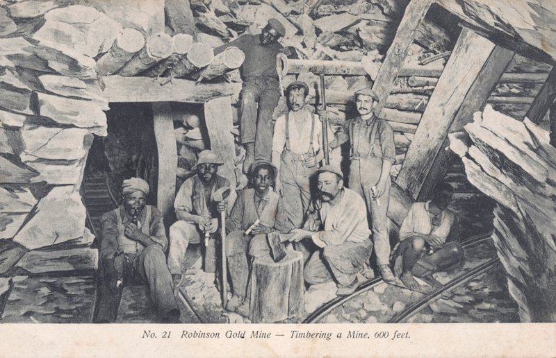 Bányászok, akik fa kellékeket szerelnek fel 600 láb mélyre a föld alatt, Robinson Gold Mine, Dél-Afrika (f/w fotó) alkotó: South African Photographer