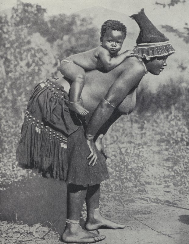 Kisbabáját a hátán cipelő nő, Dél-Afrika (f/w fotó) alkotó: South African Photographer