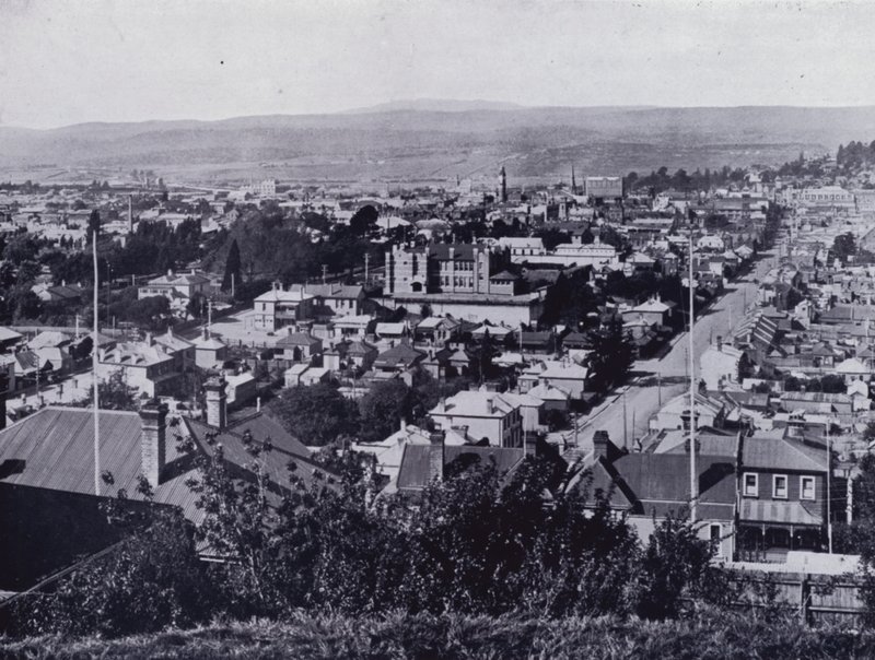 Launceston: Kilátás az Upper Brisbane Street felől, kilátás a Brisbane és a Paterson Streetre, az Állami Középiskola közepén (f/w fotó) alkotó: Stephen Spurling