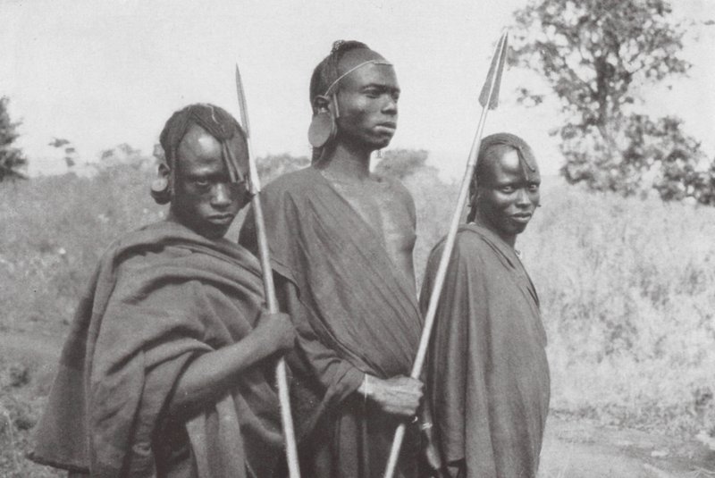 Kikuyuk Brit Kelet-Afrikából (fekete-fehér fotó) alkotó: Walter Mittelholzer