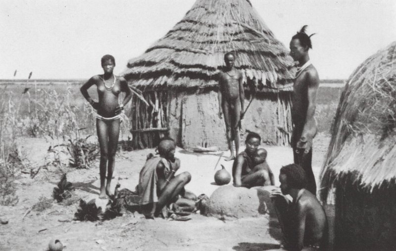 Néger idill Abwongban (fekete-fehér fotó) alkotó: Walter Mittelholzer