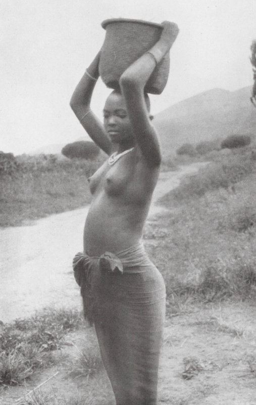 Vízhordó Kelet-Afrika északi részén (fekete-fehér fotó) alkotó: Walter Mittelholzer