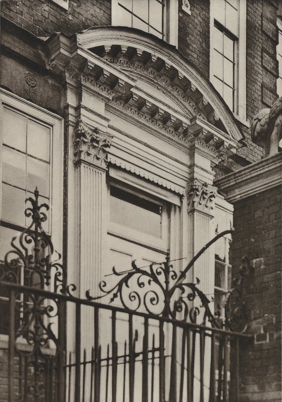 Doorway, North Pallant, Chichester (f/w fotó) alkotó: William Galsworthy Davie