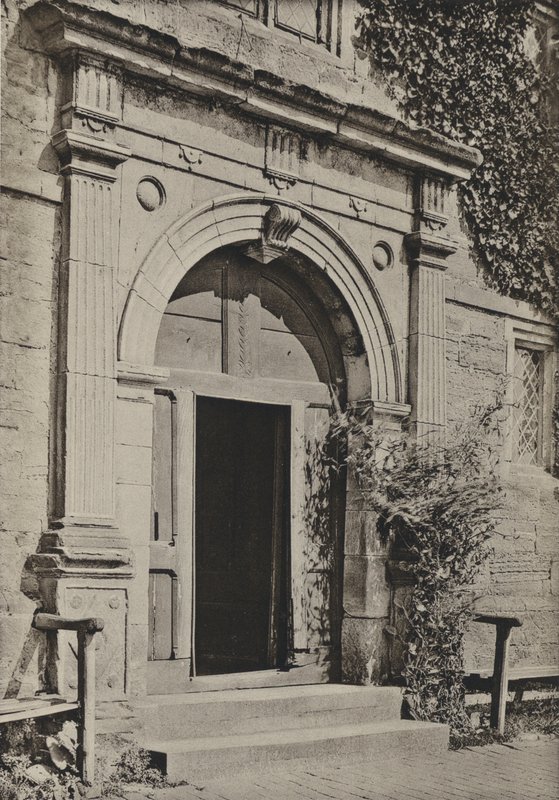Doorway, Sackville College, East Grinstead (f/w fotó) alkotó: William Galsworthy Davie