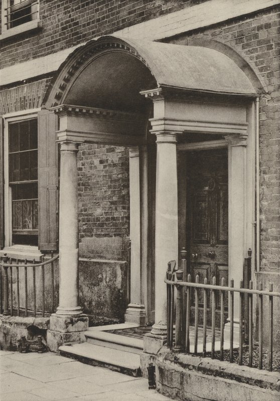 Doorway, The Close, Salisbury, Wilts (f/w fotó) alkotó: William Galsworthy Davie