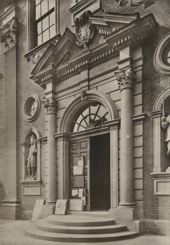Doorway, The Guildhall, Worcester (f/w fotó) alkotó: William Galsworthy Davie