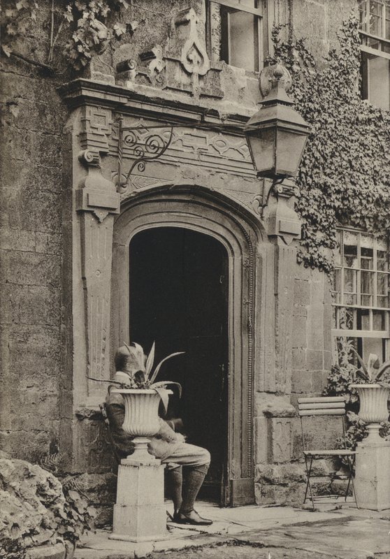Doorway, The Lygon Arms, Broadway, Worcestershire (f/w fotó) alkotó: William Galsworthy Davie