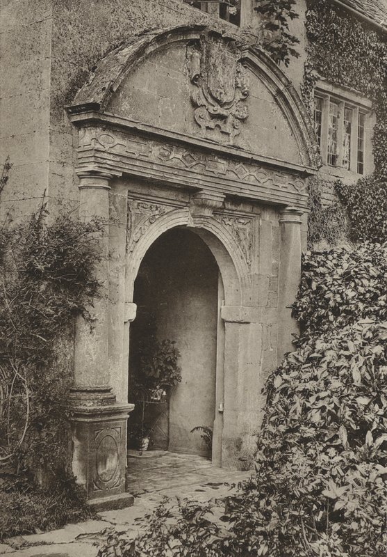 Doorway, The Manor, Upper Swell, Gloucestershire (f/w fotó) alkotó: William Galsworthy Davie