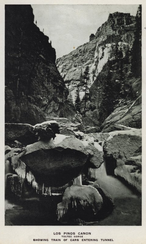 Colorado kanyonjai: Los Pinos Canon, Toltec Gorge, Az alagútba belépő autók vonatát mutatja (f/w fotó) alkotó: William Henry Jackson