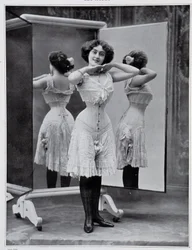 Thylda fűzőt bemutató modell, Félix fotó - „” Les Modes-ban”, 1907. dec.