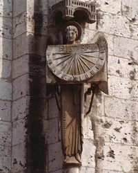 Gótikus művészet: „Angyal ábrázolása a számlapon” XX. századi szobor a 16. századi eredeti után, amelyet a Notre Dame de Chartres-bazilika (Eure et Loir) délnyugati sarkában őrzött kriptában (angyal napórával) , a katedrális N