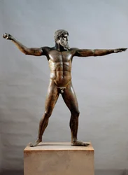 Görög művészet: Artemision-foki istennek nevezett bronzszobor, Kalamis szobrásznak tulajdonítva (Kr. e. 5. század), Kr. e. 460, méretek: 209 cm - Athén, Nemzeti Régészeti Múzeum (lelt. 15161) - görög civilizáció: Zeusz vagy P szobra (gyakran a Tenger