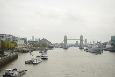 A Temze-folyón átívelő London Bridge London szívében