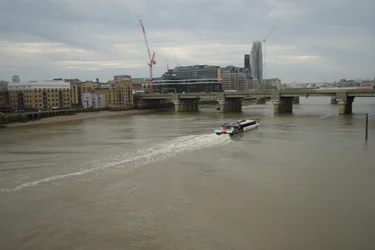 A Temze-folyón átívelő London Bridge London szívében