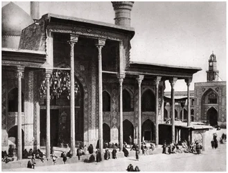 A Kadimain mecset bejárati kapuja Moosa Al Kadim imám sírjához, 1925