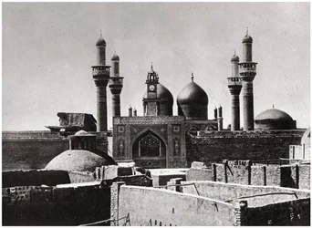 Az al-Kadhimiya mecset arany kupolái és minaretjei, Bagdad, Irak, 1925
