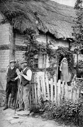 Két beszélgető férfi egy házikó előtt, Lucton közelében, Herefordshire-ben, kb. 1922