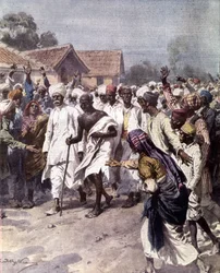 Mohandász Karamcsand Gandhi (1869-1948), a Mahátmaként ismert indiai politikai és szellemi vezető 1930. 12. 03-án sómenetet indított, hogy kivívja India függetlenségét a britektől. A „La domenica del Corriere” című lapból, 1930