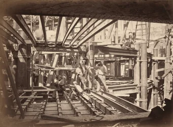 Munkások a nézőtér gerendáin, Új Párizsi Opera,c. 1867 (fotó)