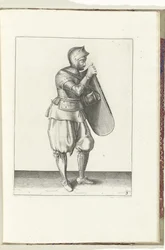 Gyakorlat a céltáblával és a karddal: a katona jobb kézzel tartja a céltáblát, bal kezével megragadja az övet (3. sz.), 1618 A Nassausche Wapen-Handelinge, van Schilt, Kémek, Rappier ende Targe : a figura ábrázolja, és a díszlet a
