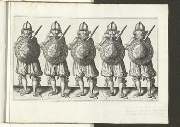 A pajzs és tüske gyakorlat: Öt katona egymás mellett áll a jobb kézben lévő Rapierrel és a pajzzsal a mellkas előtt (32. sz.), 1618 A Nassausche Wapen-Handelinge, van Schilt, Kémek, Rappier andde Targe: Beyde Figuerlick ábrázolva