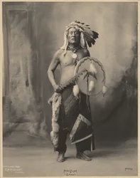 [Magas Medve, az Oceti Sakowin Oyate tagja]
