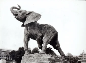 Emmanuel Fremiet (1824-1910) a fiatal elefántot csapdába ejtette (1878) a Trocadero-palota előtt, amelyet az egyetemes kiállításra építettek (1878), Párizs, 1888