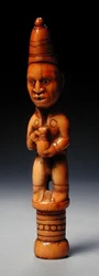 Európai ruhás figura, kezében egy német kőedénykancsó, Kongó, 19. század eleje (elefántcsont)